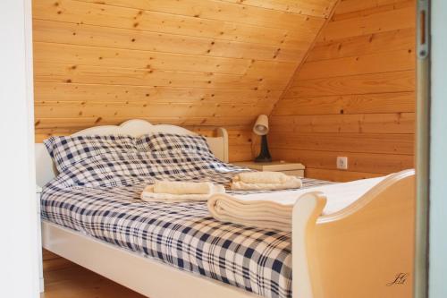 イヴァニツァにある"Naše Brdo" - Ivanjicaの木製の壁のドミトリールームのベッド1台分です。