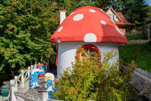 a mushroom house in the middle of a garden at "Naše Brdo" - Ivanjica in Ivanjica