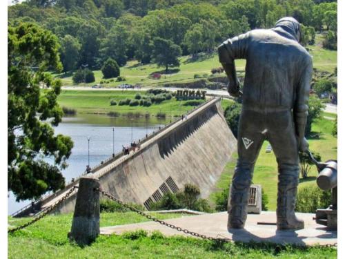 una estatua de un hombre mirando sobre una presa en Zut1 en Tandil
