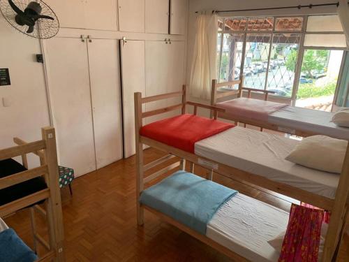 Habitación con 4 literas y ventana. en Savassi Hostel, en Belo Horizonte