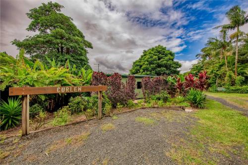 Κήπος έξω από το Mena Creek Flower House