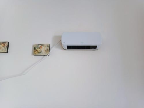 a white router with three pictures on a table at Quedar-se a l'Alguer in Alghero