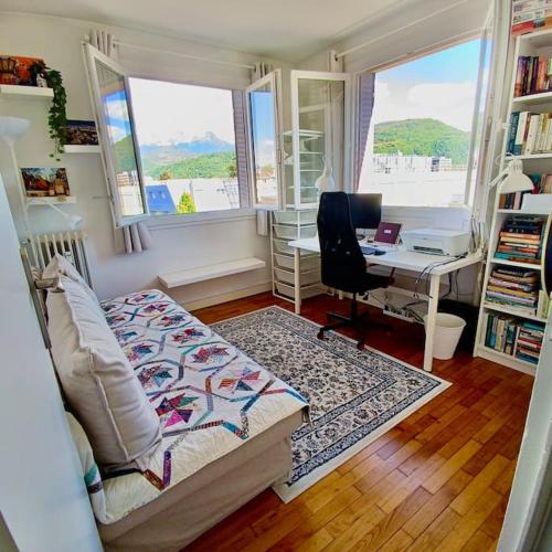 une chambre avec un lit et un bureau avec un ordinateur dans l'établissement Magnifique T3 - Calme & tout équipé - Avec Vue & Parking Privé Gratuit, à Grenoble