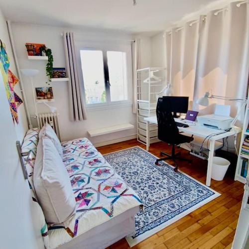 une chambre avec un lit et un bureau avec un ordinateur dans l'établissement Magnifique T3 - Calme & tout équipé - Avec Vue & Parking Privé Gratuit, à Grenoble