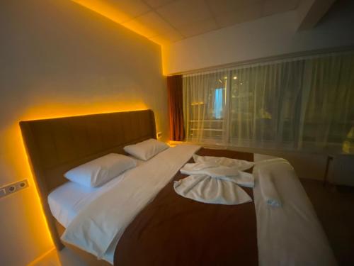 um quarto de hotel com duas camas e uma janela em Kadıköy Bull Hotel em Istambul