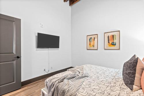 Ένα ή περισσότερα κρεβάτια σε δωμάτιο στο Riverfront Loft - Walk to Arch, Casino, Convention Center