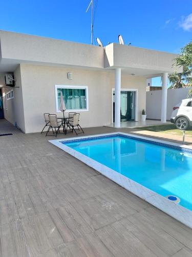 - une piscine en face d'une maison dans l'établissement Lazer em Salvador, à Cajiru