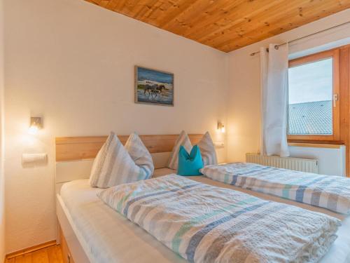 two beds in a room with a window at Sonja in Reith im Alpbachtal
