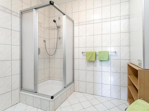 eine Dusche mit Glastür im Bad in der Unterkunft Seppen Top 2 in Reith im Alpbachtal
