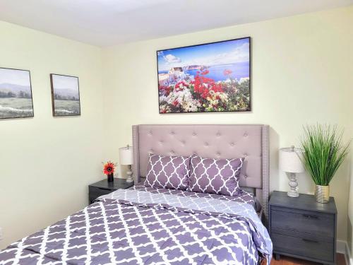 Nice big house with parking, king bed, yardにあるベッド