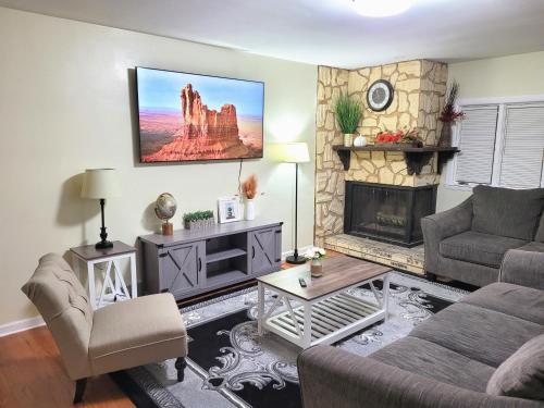 バッファローにあるNice big house with parking, king bed, yardのソファと暖炉のあるリビングルーム