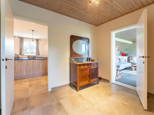 ein Wohnzimmer mit einem Waschbecken und einem Spiegel in der Unterkunft Caprice - Maldegem in Maldegem