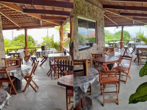 dos fotos de un restaurante con mesas y sillas en Pousada Vale Encantado, en Serra de São Bento