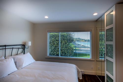 Postel nebo postele na pokoji v ubytování Qualicum Beach Ocean Suites