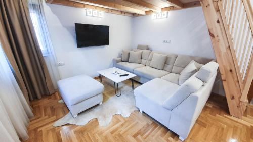Télévision ou salle de divertissement dans l'établissement Zambak Apartments