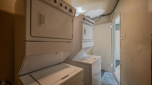 una piccola cucina con armadietti bianchi e frigorifero di THE INN-Pittsburgh a Pittsburgh