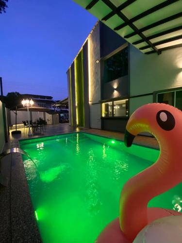 Kolam renang di atau dekat dengan LYL Jaccuzi Private Pool House - 16PAX
