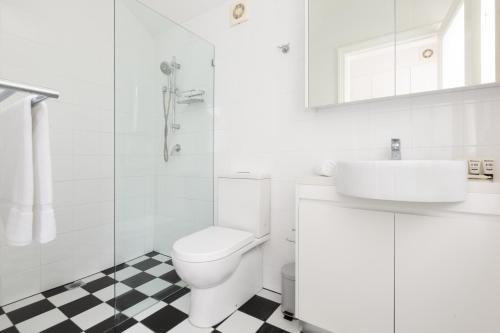 Bathroom sa Explore Sydney Staying in Perfect Located Studio