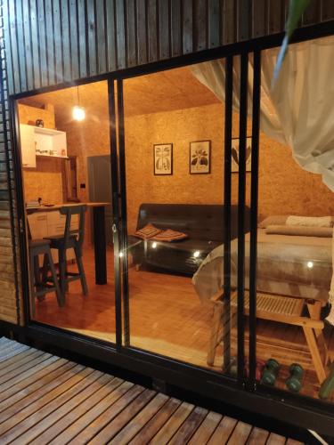 Zimmer mit einem Bett, einem Tisch und einem Fenster in der Unterkunft cabaña madera in Guarne