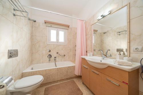 łazienka z umywalką, wanną i toaletą w obiekcie Arte Villa Nefeli Apartment w mieście Sami