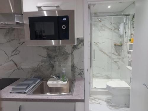 Bilik mandi di Cosy Luxury studio in Leicester. (Emerald Suite)