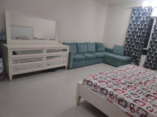 un soggiorno con divano e cassettiera di Biggest Room in Sharjah a Sharjah