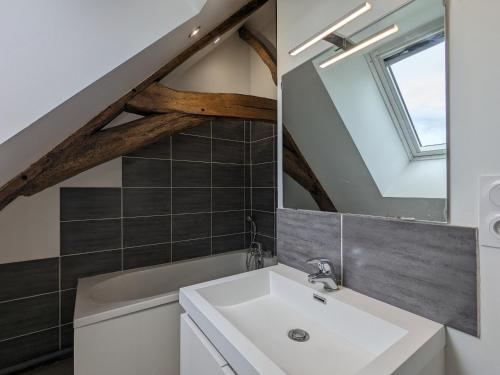 ein Bad mit einem Waschbecken und einem Spiegel in der Unterkunft Gîte Saint-Pierre-de-Lamps, 6 pièces, 12 personnes - FR-1-591-176 in Levroux