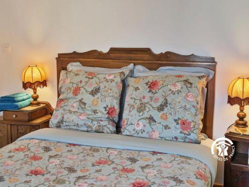 1 cama con 2 almohadas y 2 lámparas en Gîte Sainte-Suzanne-et-Chammes, 5 pièces, 8 personnes - FR-1-600-242, en Sainte-Suzanne