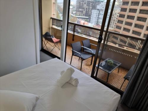 En eller flere senger på et rom på Accommodation Sydney City Centre 1 Bedroom Apartment with Balcony