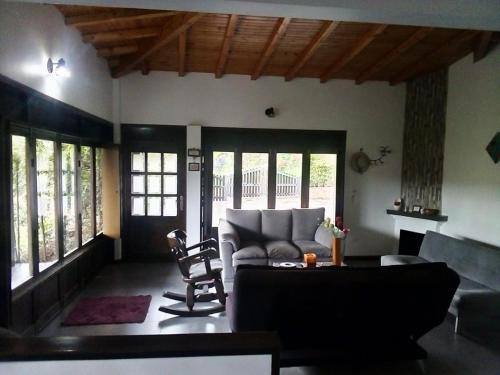 ein Wohnzimmer mit einem Sofa und einem Stuhl in der Unterkunft Casa campo Sogamoso in Sogamoso