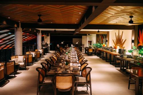 a long dining room with long tables and chairs at Azzurro Hotel in Angeles