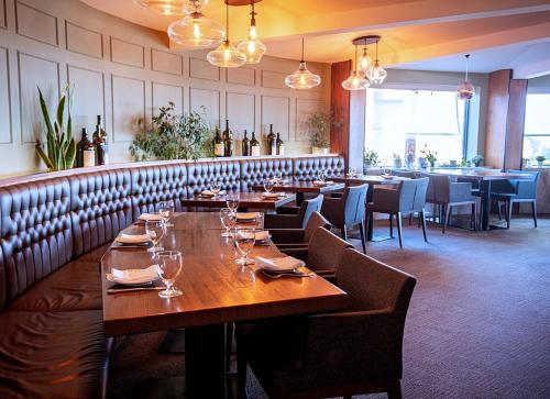 Un restaurante u otro lugar para comer en Qualicum Beach Ocean Suites