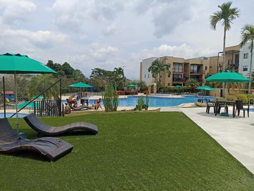 Πισίνα στο ή κοντά στο Acogedor fresco iluminado rodeado de naturaleza apartasol en el Quindío