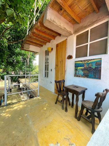 a porch with chairs and a table and a window at Jumanji in Palomino
