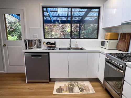 Η κουζίνα ή μικρή κουζίνα στο Morisset Cottage Blackheath