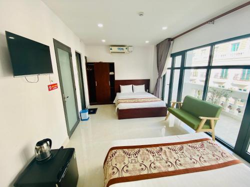 Tây NinhにあるGIANG HÂN HOTELのベッド2台とテレビがあるホテルの部屋