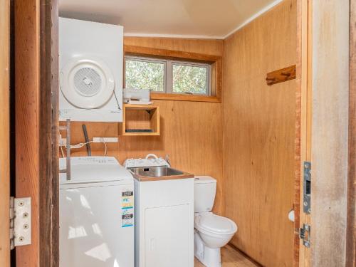 un piccolo bagno con lavandino e servizi igienici di The Barn - Hahei Holiday Home a Hahei