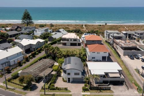 an aerial view of houses and the beach at Seaside Studio with Fully equipped kitchen and laundry in Mount Maunganui