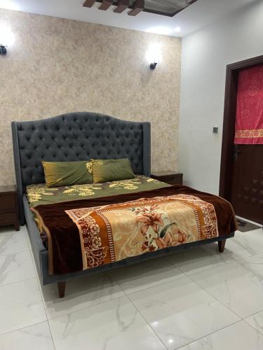 Bahria town karachi في كراتشي: سرير في غرفة نوم ذات اطار معدني