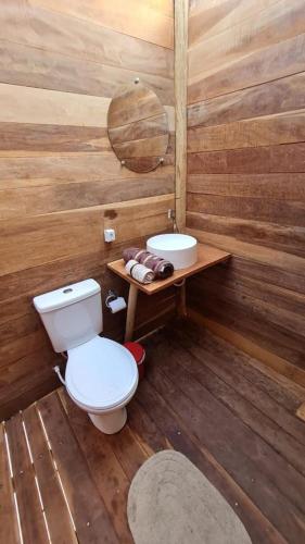 a bathroom with a toilet and a sink at Kitesurf Life Arpoador da Tutoia in Tutóia