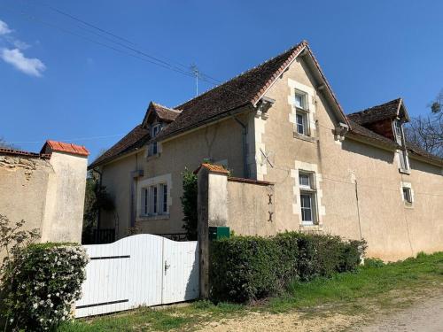 une maison avec une clôture blanche devant elle dans l'établissement Les gites de l'Abeaupinière, à Reboursin
