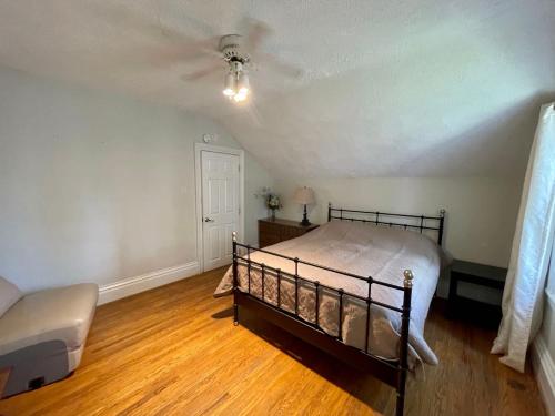 um quarto com uma cama e uma ventoinha de tecto em ROOM B in the white house em Cataratas do Niágara