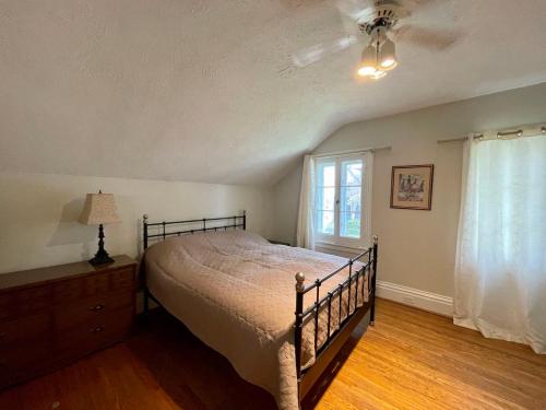 Schlafzimmer mit einem Bett und einem Deckenventilator in der Unterkunft ROOM B in the white house in Niagara Falls