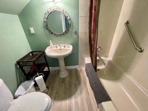 La salle de bains est pourvue d'un lavabo, de toilettes et d'un miroir. dans l'établissement ROOM B in the white house, à Niagara Falls