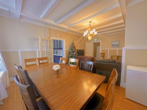 uma sala de jantar com uma mesa e uma árvore de Natal em ROOM B in the white house em Cataratas do Niágara