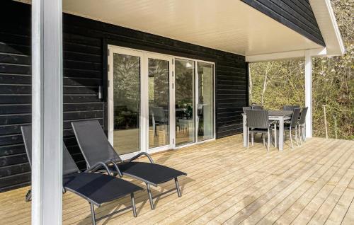 um deque com cadeiras e uma mesa numa casa em Beautiful Home In Tranekr With Wifi em Tranekær