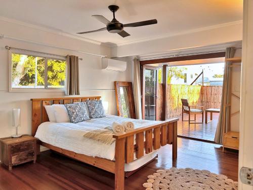 En eller flere senger på et rom på Vila Paus Dua - Beachfront Hervey Bay