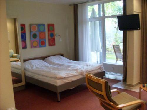 - une chambre avec un lit et une fenêtre dans l'établissement Strandläufer Classic 106, à Granzow