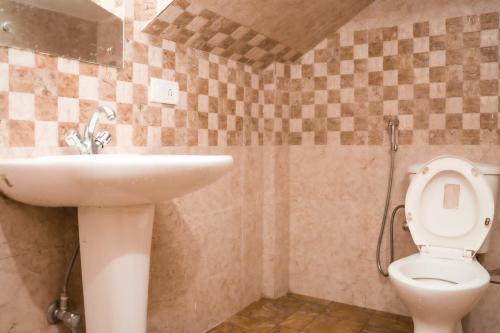 een badkamer met een wastafel en een toilet bij Hotel Siddhi Vinayak Regency, Mg Marg in Gangtok