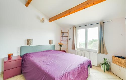 een slaapkamer met een paars bed en een raam bij 4 Bedroom Cozy Home In Seillons-source-darge in Seillons-Source-dʼArgens